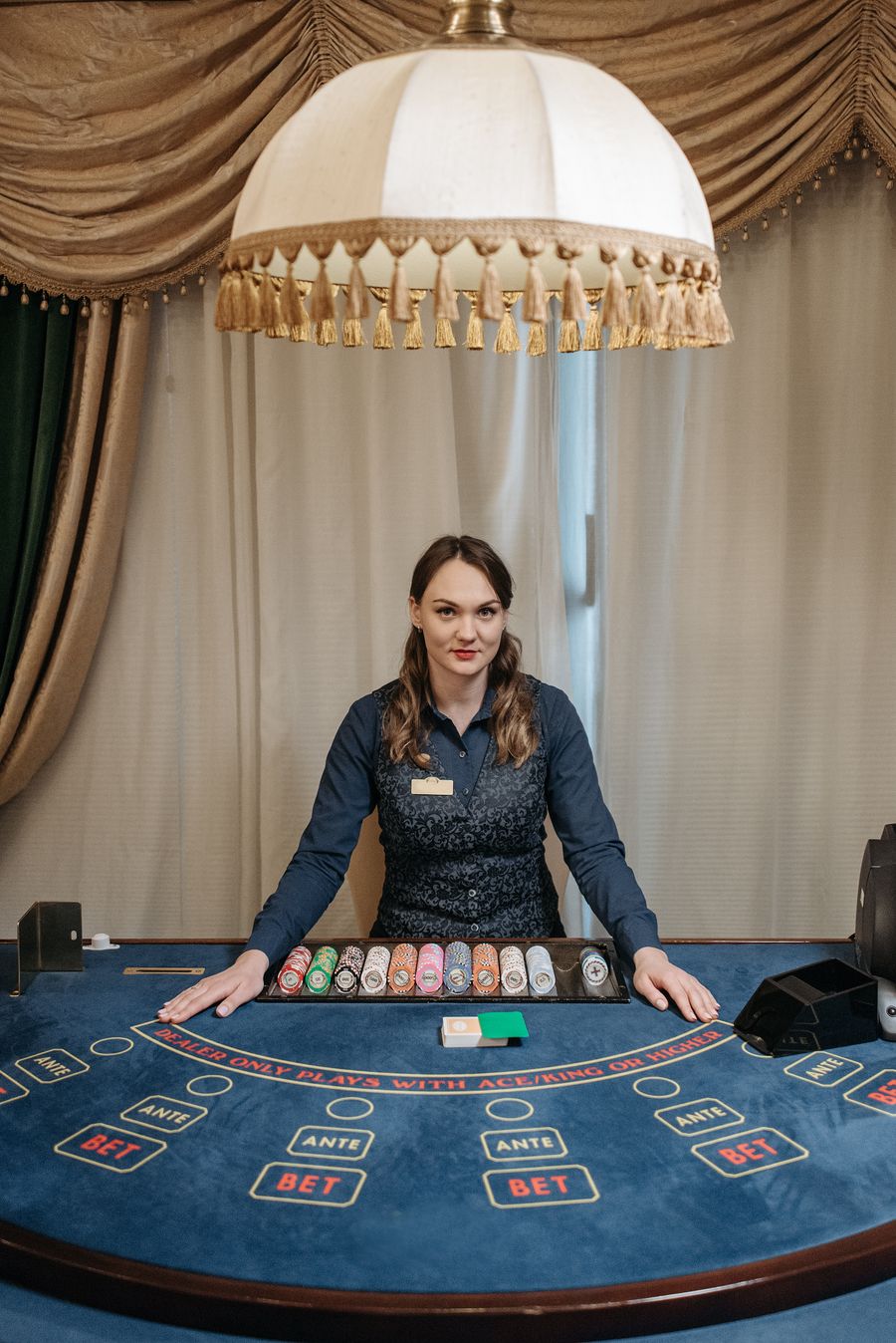 Krupiérka s kartami - baccarat live